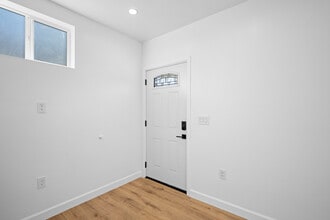 14302 Van Nuys Blvd in Pacoima, CA - Foto de edificio - Building Photo