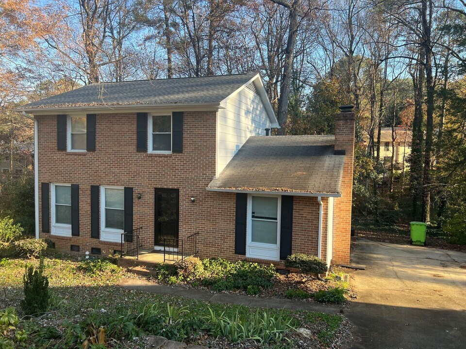 5912 Pine Tree Ct in Raleigh, NC - Foto de edificio