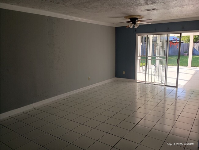 2722 Lower Valley Dr in Houston, TX - Foto de edificio - Building Photo