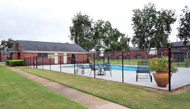 Huntingdon Apartments in Albany, GA - Building Photo - Building Photo