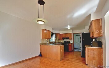 2358 Saffron Ct in Troy, MI - Foto de edificio - Building Photo