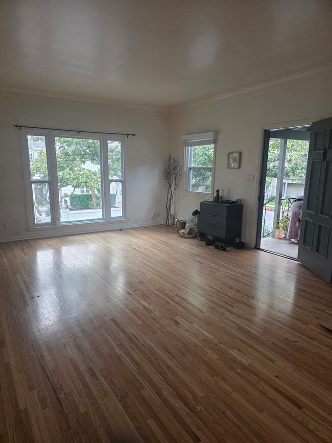 257 N Almont Dr, Unit 326, Unit 326