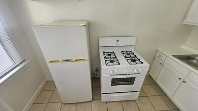 727 S Coronado St, Unit 307 in Los Angeles, CA - Foto de edificio - Building Photo