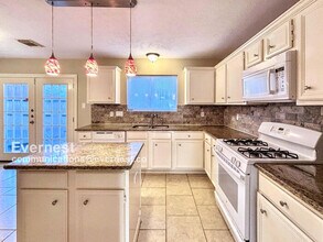 8019 Carmel Cir in Houston, TX - Foto de edificio - Building Photo