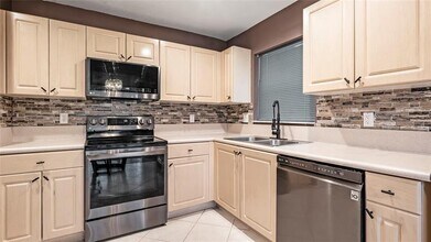 9800 NW 19th Pl in Sunrise, FL - Building Photo - Building Photo