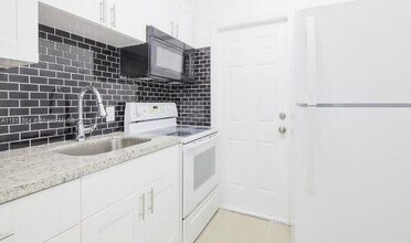 309 Phippen Waiters Rd in Dania Beach, FL - Building Photo - Building Photo