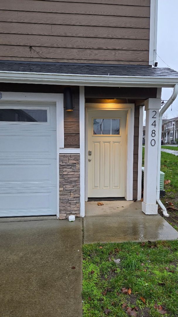 2480 Zeeden Way in Bremerton, WA - Foto de edificio - Building Photo