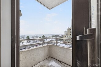 394 Ocean Ave, Unit 502 in Revere, MA - Foto de edificio - Building Photo