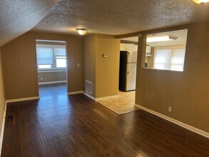 101 S Willis Ave, Unit B in Independence, MO - Foto de edificio - Building Photo