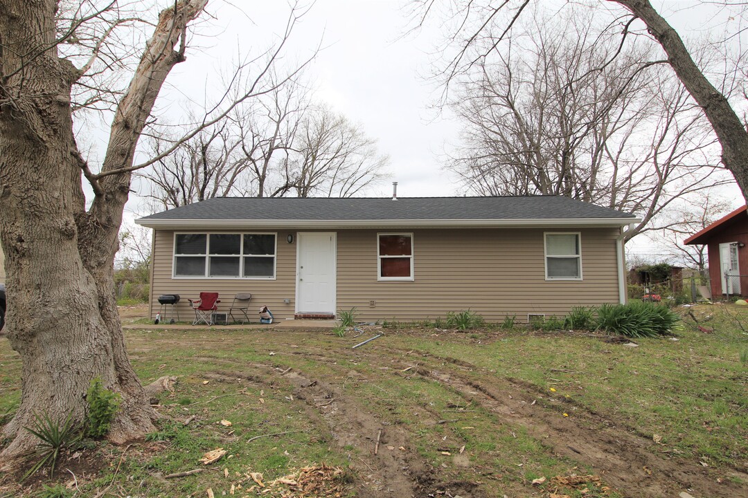 8711 Delmore Ter in Caseyville, IL - Building Photo