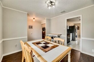 425 Country View Ln in Garland, TX - Building Photo - Building Photo