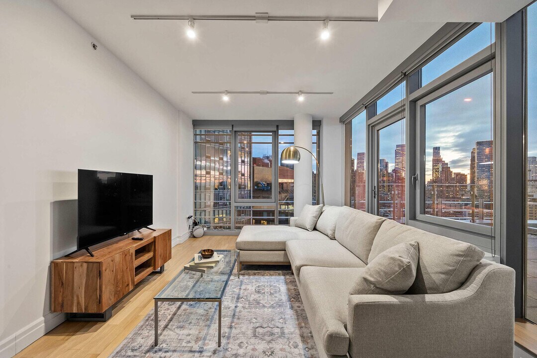 554 W 54th St in New York, NY - Building Photo