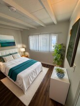 320 7th St, Unit 7 in Seal Beach, CA - Building Photo - Building Photo