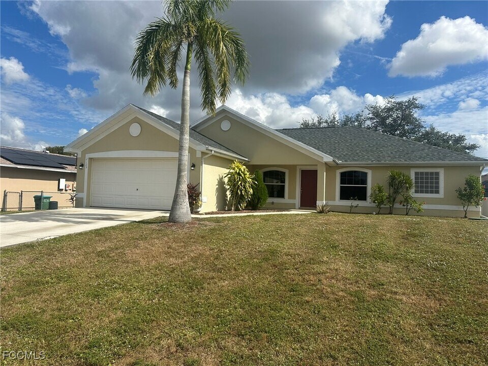 2125 NE 9th Ave in Cape Coral, FL - Building Photo