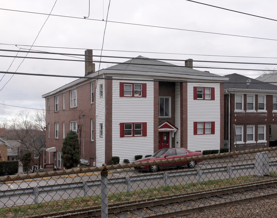 2838 Broadway Ave in Pittsburgh, PA - Building Photo