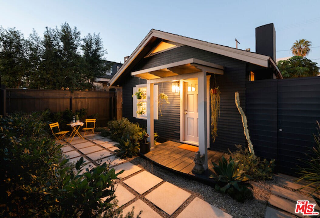 1517 Cabrillo Ave in Los Angeles, CA - Building Photo