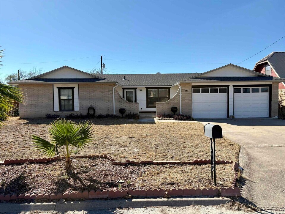 102 Jaimie Way in Del Rio, TX - Building Photo