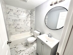 18 Woonasquatucket Ave in North Providence, RI - Foto de edificio - Building Photo