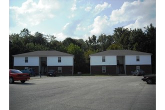 Creekside Apartments in Charlestown, IN - Foto de edificio - Building Photo