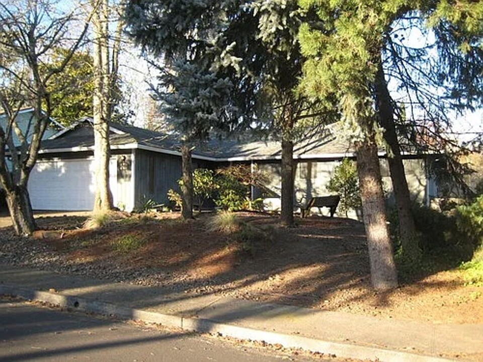 8450 SW Parkview Loop in Beaverton, OR - Foto de edificio