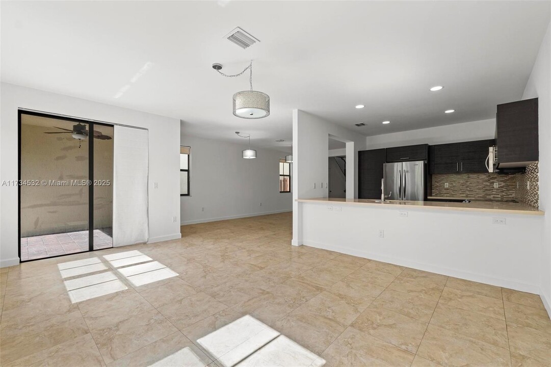 10360 NW 70th Ter, Unit 10360 in Doral, FL - Building Photo