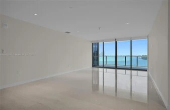 1135 Bay Dr, Unit #505 in Miami Beach, FL - Foto de edificio - Building Photo