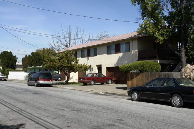 1515 Hess Rd in Redwood City, CA - Foto de edificio - Building Photo