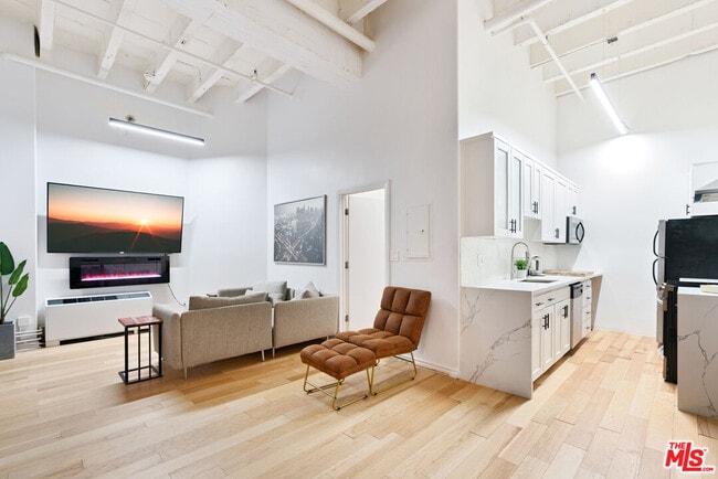property at 312 W 5th St