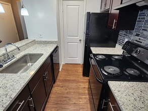 13740 Montfort Dr, Unit 1 Bedroom in Dallas, TX - Foto de edificio - Building Photo