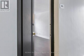 110 S Forster Park Dr in Oakville, ON - Building Photo - Building Photo