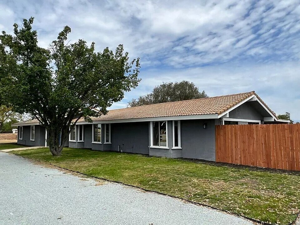 10485 E Herndon Ave in Clovis, CA - Building Photo