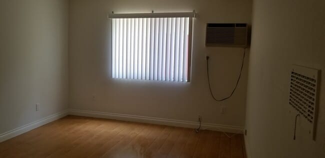 18530 Hatteras St, Unit 102 in Tarzana, CA - Building Photo - Building Photo