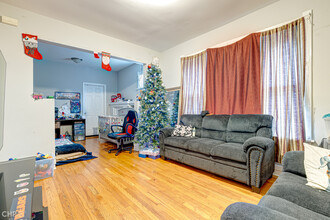 2415 N Kildare Ave in Chicago, IL - Building Photo - Interior Photo