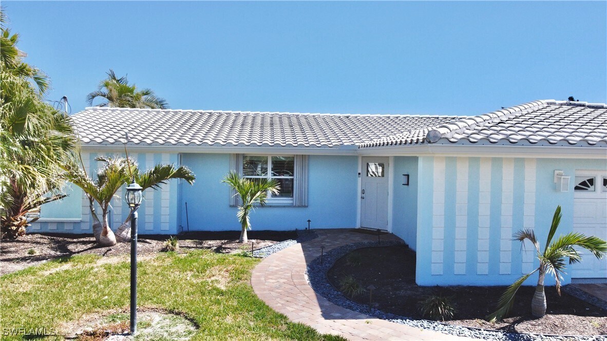 11 Palmview Blvd in Fort Myers Beach, FL - Building Photo