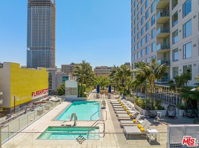 1050 S Grand Ave, Unit 5514 in Los Angeles, CA - Building Photo - Building Photo
