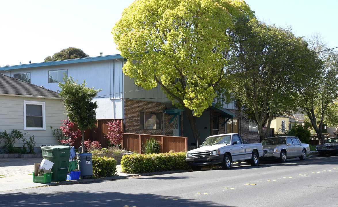 325 Redwood Ave in Redwood City, CA - Building Photo