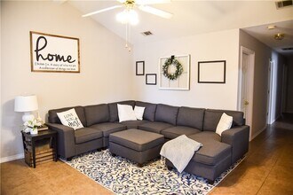 3815 Oldenburg Ln in College Station, TX - Foto de edificio - Building Photo