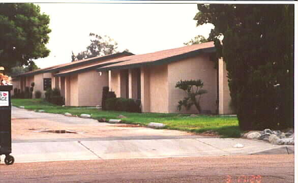 25645 E Victoria Ave in San Bernardino, CA - Building Photo