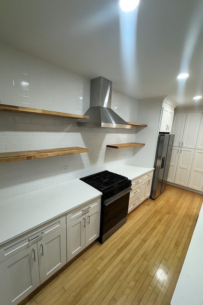 2337 W Roscoe St, Unit 1 in Chicago, IL - Building Photo - Building Photo