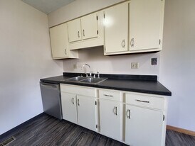 220 Heritage Cir in Bucyrus, OH - Building Photo