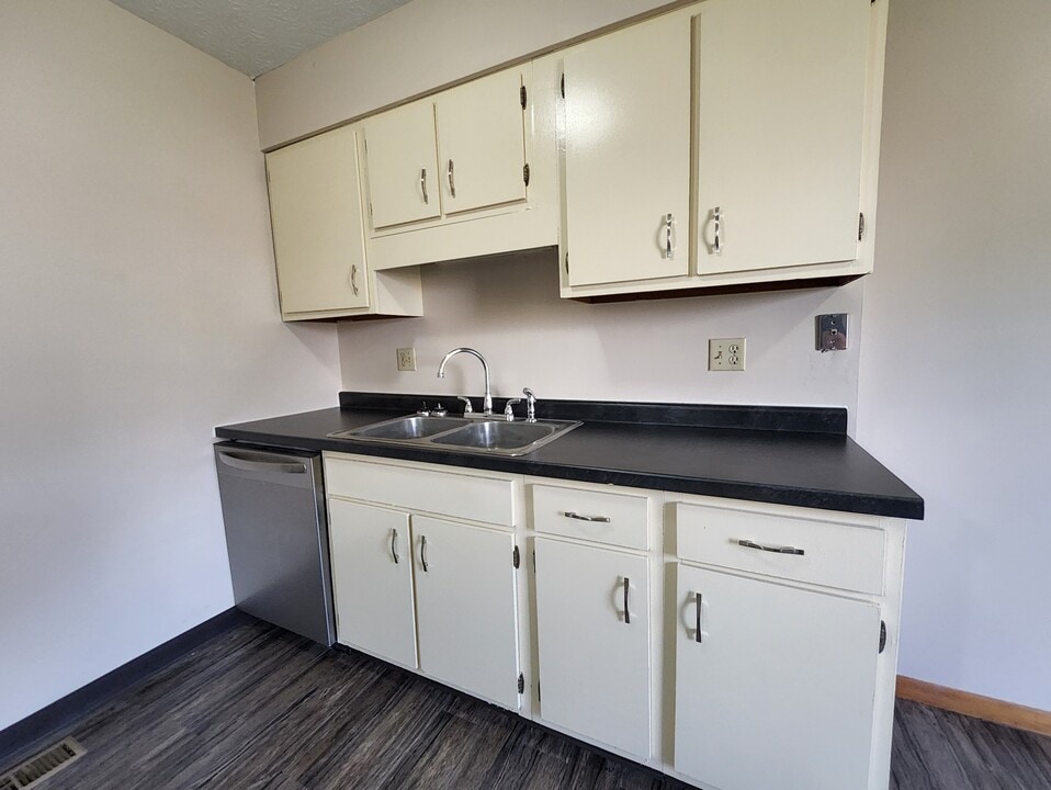 220 Heritage Cir in Bucyrus, OH - Foto de edificio