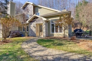 1691 Chem. du Golf in Mont-tremblant, QC - Building Photo