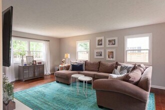 2212 E Queens Way in Bloomington, IN - Foto de edificio - Building Photo