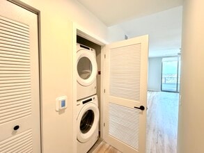 536 SW 3rd St, Unit S12 in Miami, FL - Building Photo - Building Photo