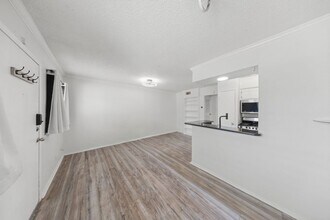 2401 Manor Rd in Austin, TX - Building Photo - Building Photo