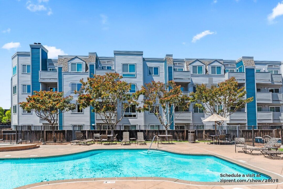 6400 Christie Ave in Emeryville, CA - Building Photo