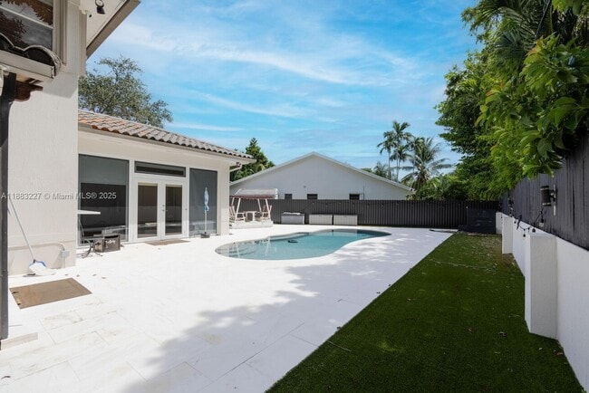 5740 SW 59th Pl in South Miami, FL - Building Photo - Building Photo