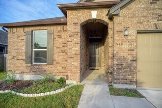 615 Dogwood St in Lockhart, TX - Building Photo - Building Photo