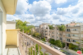 123 S Clark Dr in Los Angeles, CA - Building Photo - Building Photo