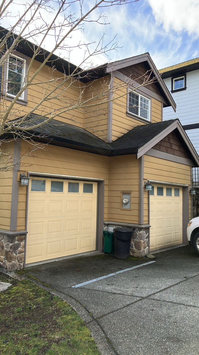 2093 Longspur Dr in Victoria, BC - Building Photo - Building Photo